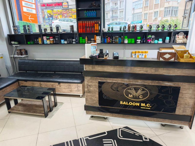 Resepsiyon bankomuz, bekleme kanepemiz ve ürün raflarımız