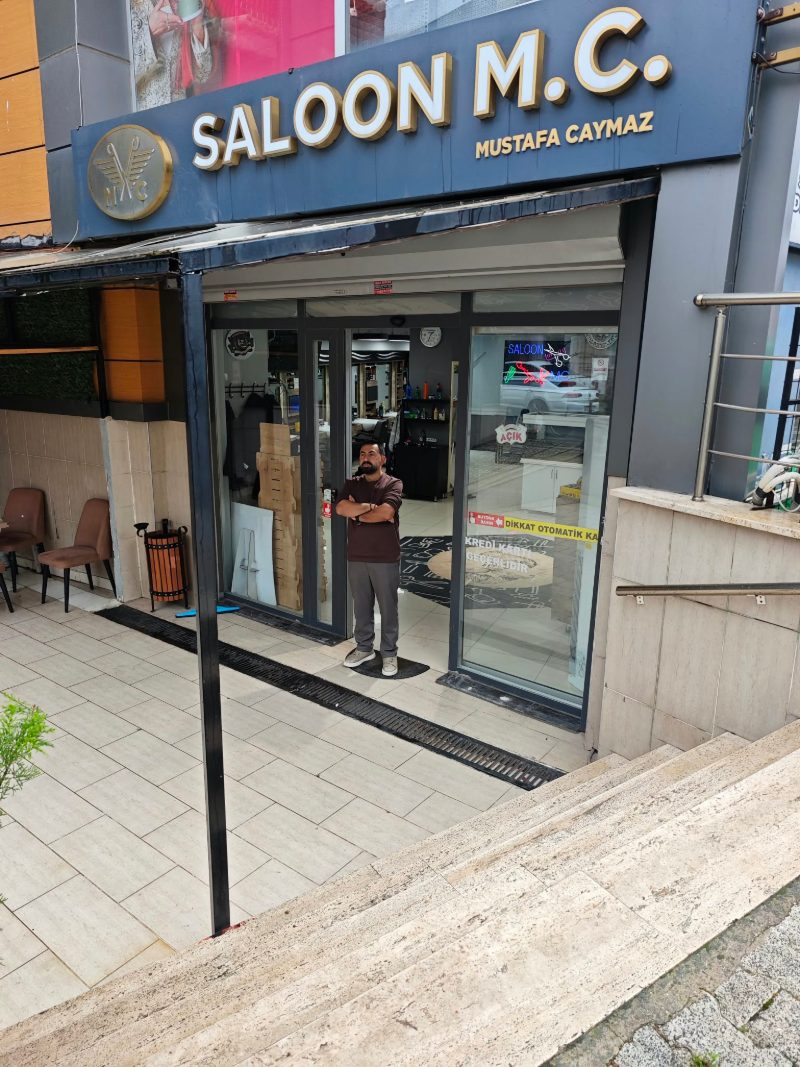 Tülin Caddesi'ndeki girişimiz: SALOON M.C. · MUSTAFA CAYMAZ tabelası
