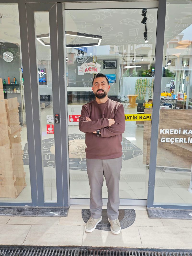 Mustafa Caymaz, salonumuzun kapısında